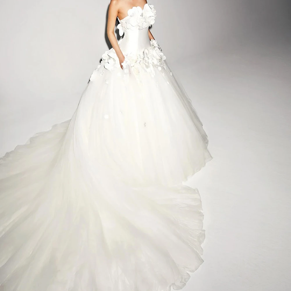 

Chapel Train A-Line Floor Length Bridal Gowns Strapless Tulle 2024 Elegant and High Quality Sweep Train 3D Flowers Wedding Dress