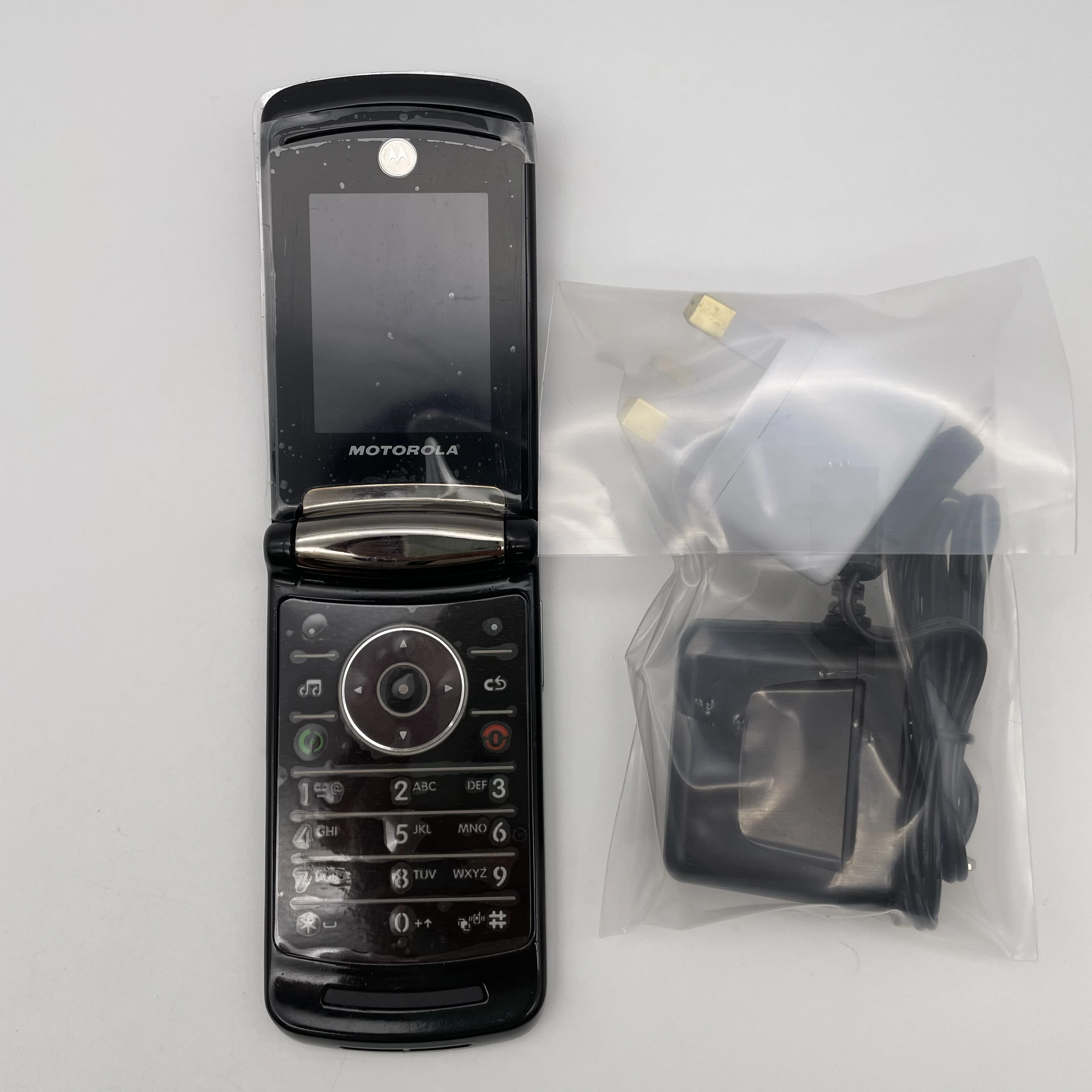 هاتف محمول أصلي مستعمل Motorola RAZR2 V8 بشريحتين غير مقفول 2G مقاس 2.2 بوصة 2 ميجابكسل 770 مللي أمبير في الساعة هواتف ذكية بحالة جيدة