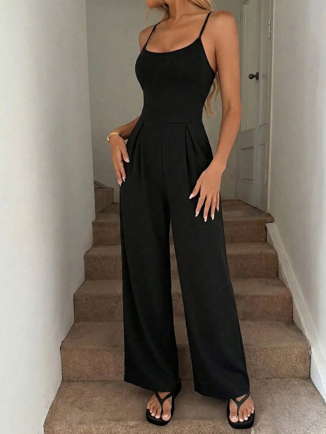 

Solid color halter-neck backless jumpsuit for spring and summer, perfect for a relaxing vacation.