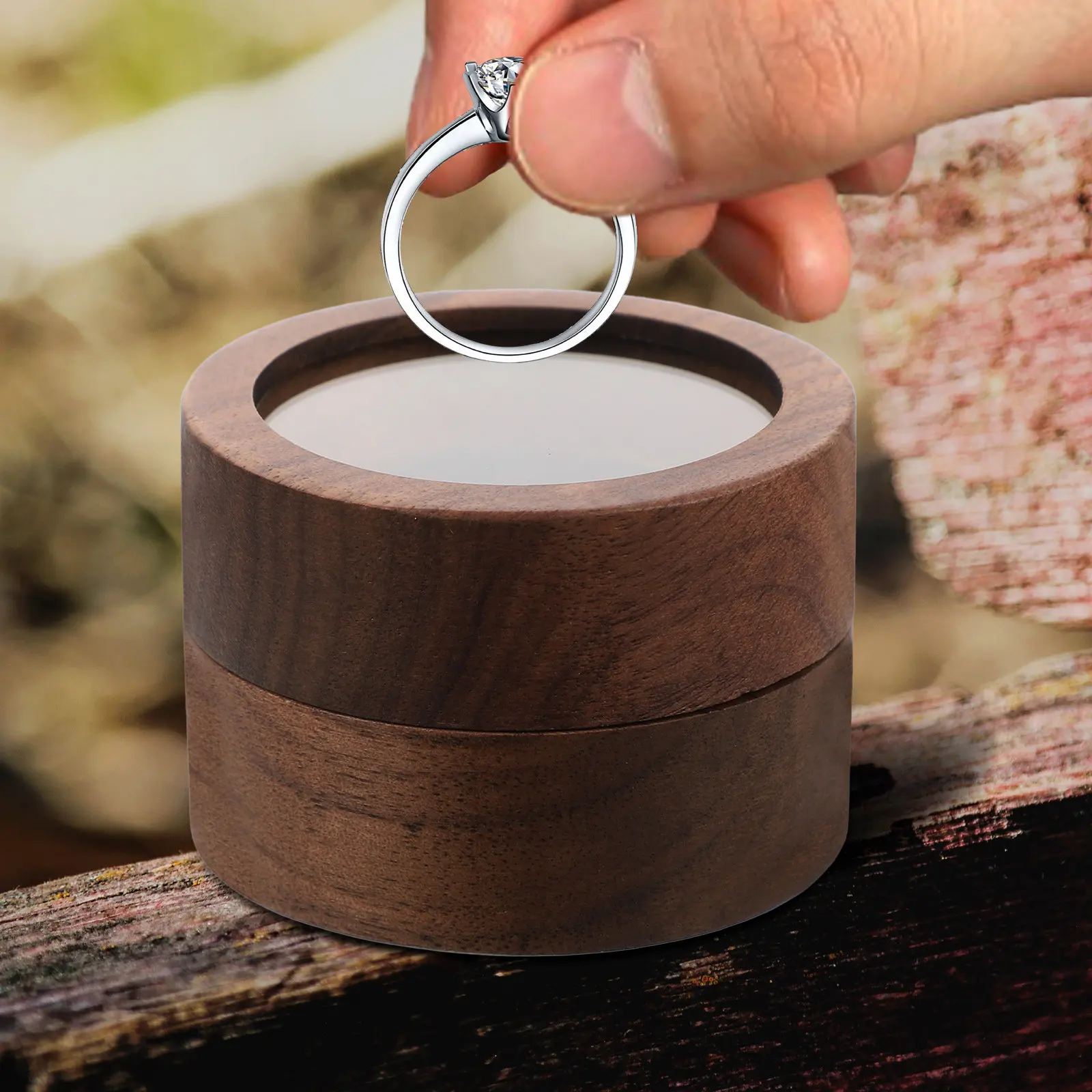 

Круглая деревянная шкатулка для колец: для свадьбы, помолвки, предложения руки и сердца, маленький футляр для хранения колец, подарочная упаковка для ювелирных изделий, подставка для демонстрации