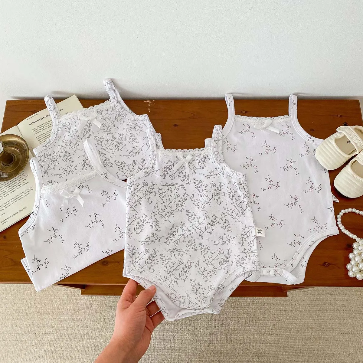 

Rompers Summer New Baby Clothes Jumpsuits Baby Fragmented Flowers Sleeveless Sling Thin 2024 Lace Simple Lovely Fashion