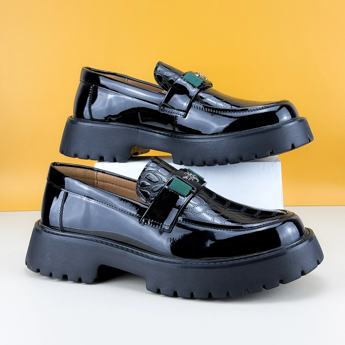 2025 الرجال جولة تو سميكة سوليد ضوء أحذية من الجلد الفاخرة المتسكعون عدم الانزلاق الراحة موضة الأعمال مكتب فستان رسمي الأحذية