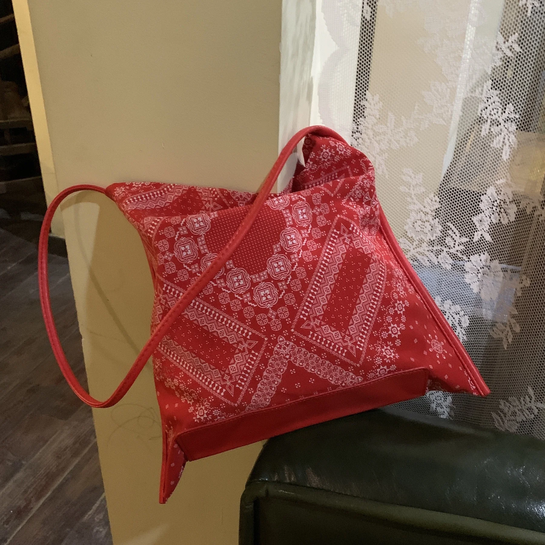 

at Ease Versatile Eye-ching Red Caew Flower Bag Casual Crossbody Women's Bag Trendy Totem Print Faionable Tote Bag