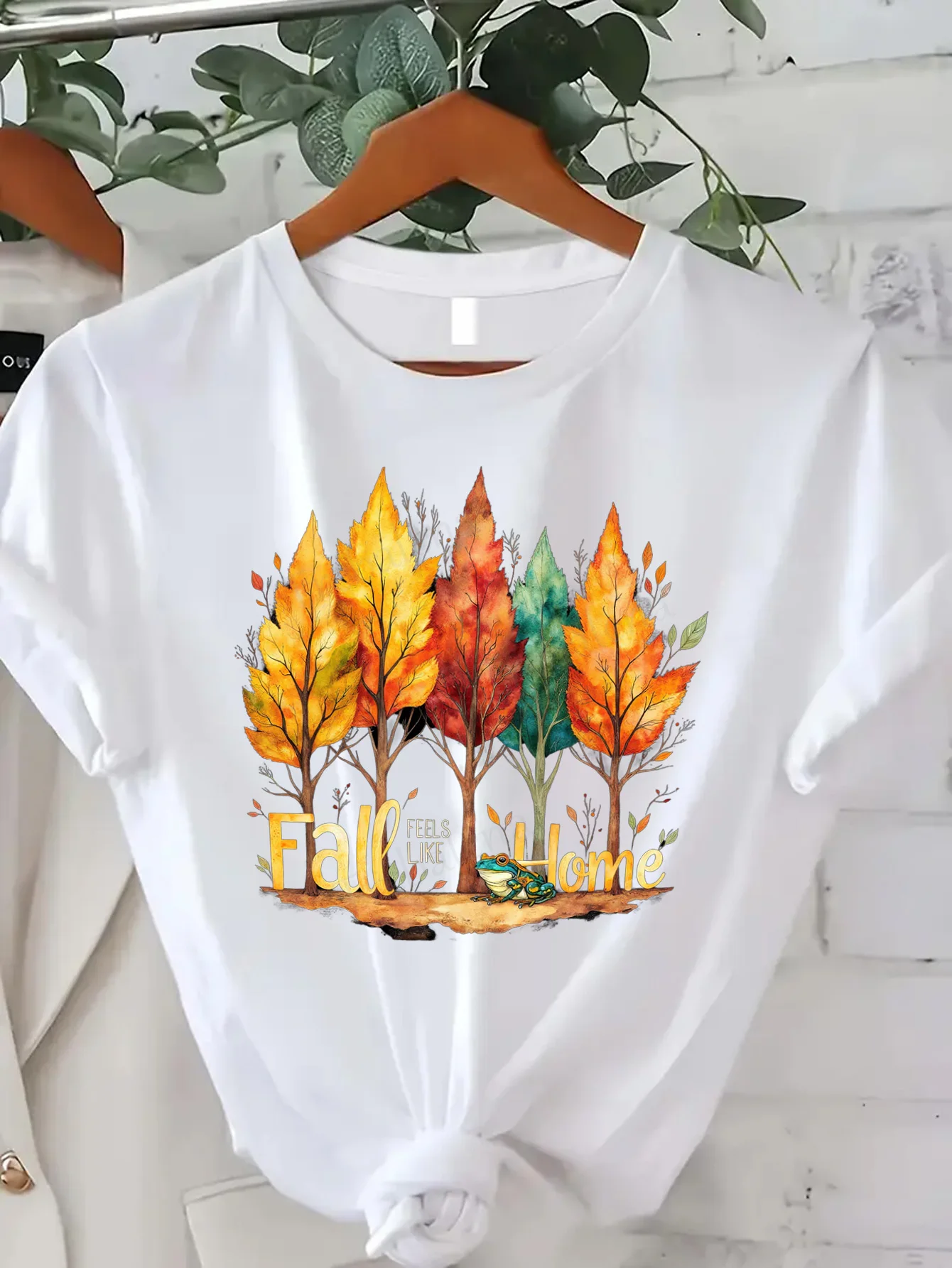 

Удобная женская футболка с принтом Fall Feels Like Home, осенняя женская футболка с принтом лягушки и деревьев