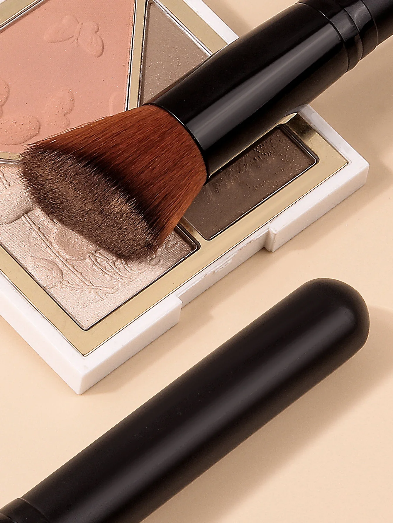 Pennello per fard per fondotinta angolato da 1 pezzo - Strumento per trucco multiuso per liquidi, crema e polvere, essenziale per i viaggi per principianti