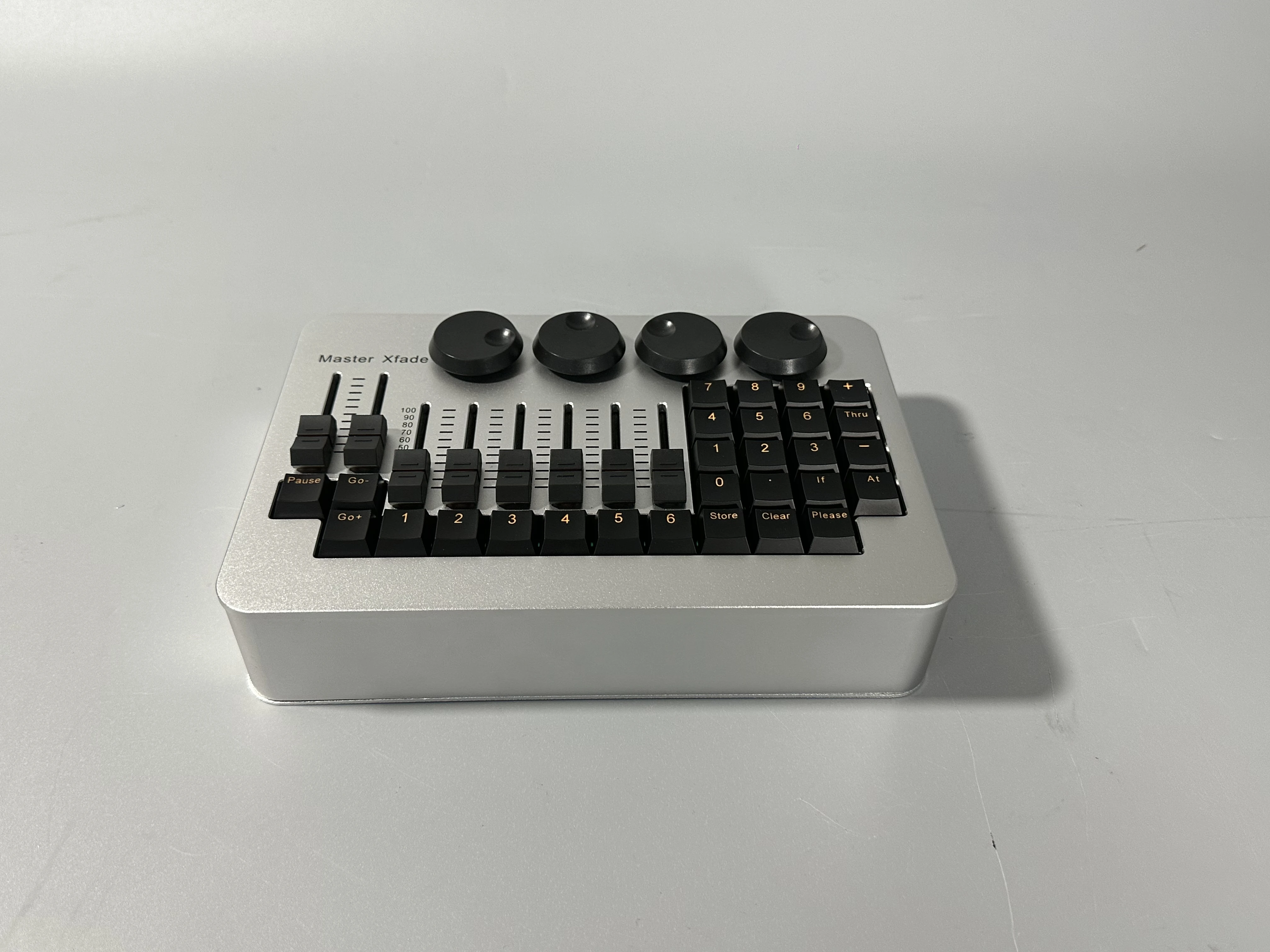 جديد صغير القيادة الجناح المهنية المرحلة ضوء تحكم على PC المرحلة الإضاءة Dmx512 وحدة التحكم الكبرى تأثير الإضاءة الزفاف