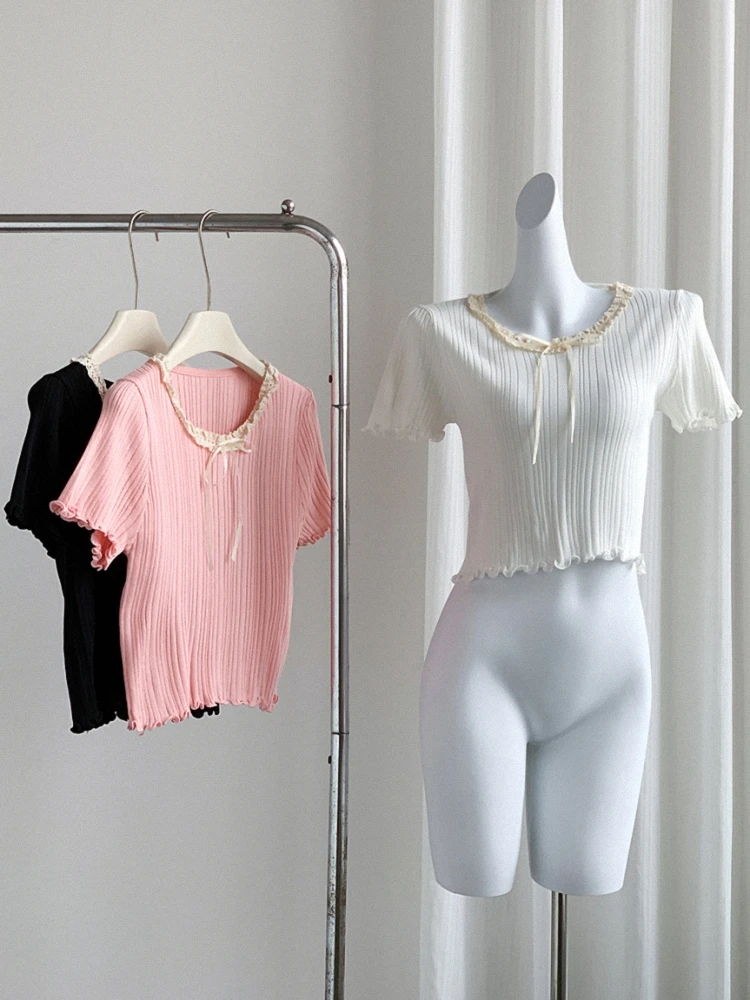 Blusa fena de verão, manga curta, renda vazada, laço borboleta, emenda de malha,  crimento, design moderno e elega...