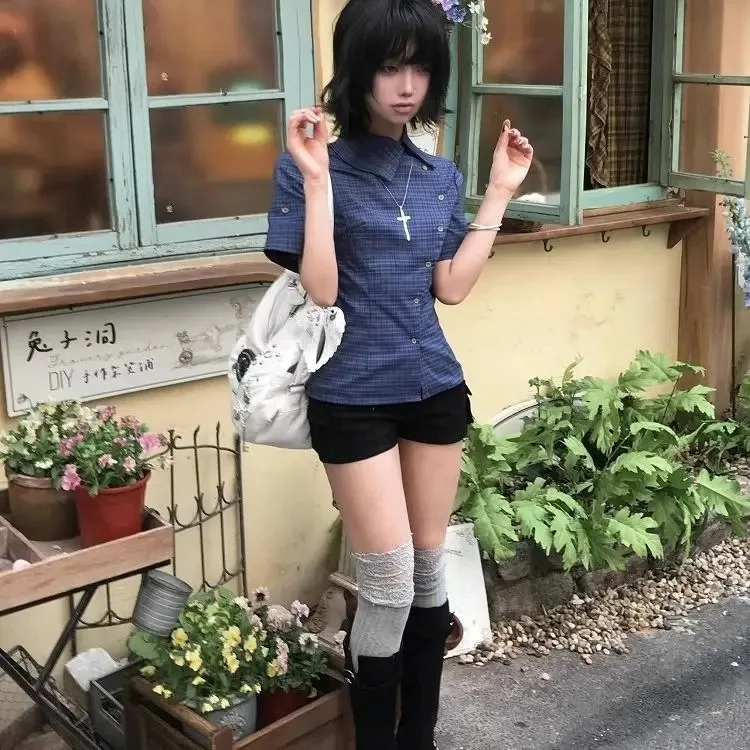 Nieuw Chinees blauw geruit overhemd met korte mouwen vrouwelijk zomerexplosieoverhemd mode klein ontwerp gevoel klein overhemdtop