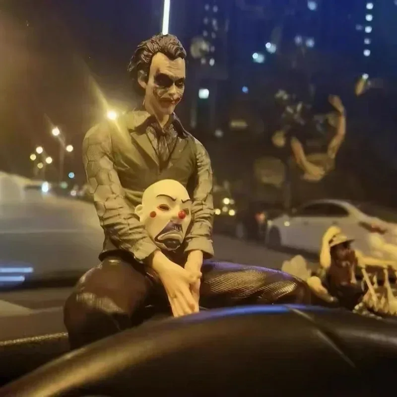 Figuras de postura sentada de Joker Heath Ledger, decoración de techo de 16CM, muñeca de coche, colgante de cola y techo, modelo de estatua, juguetes coleccionables