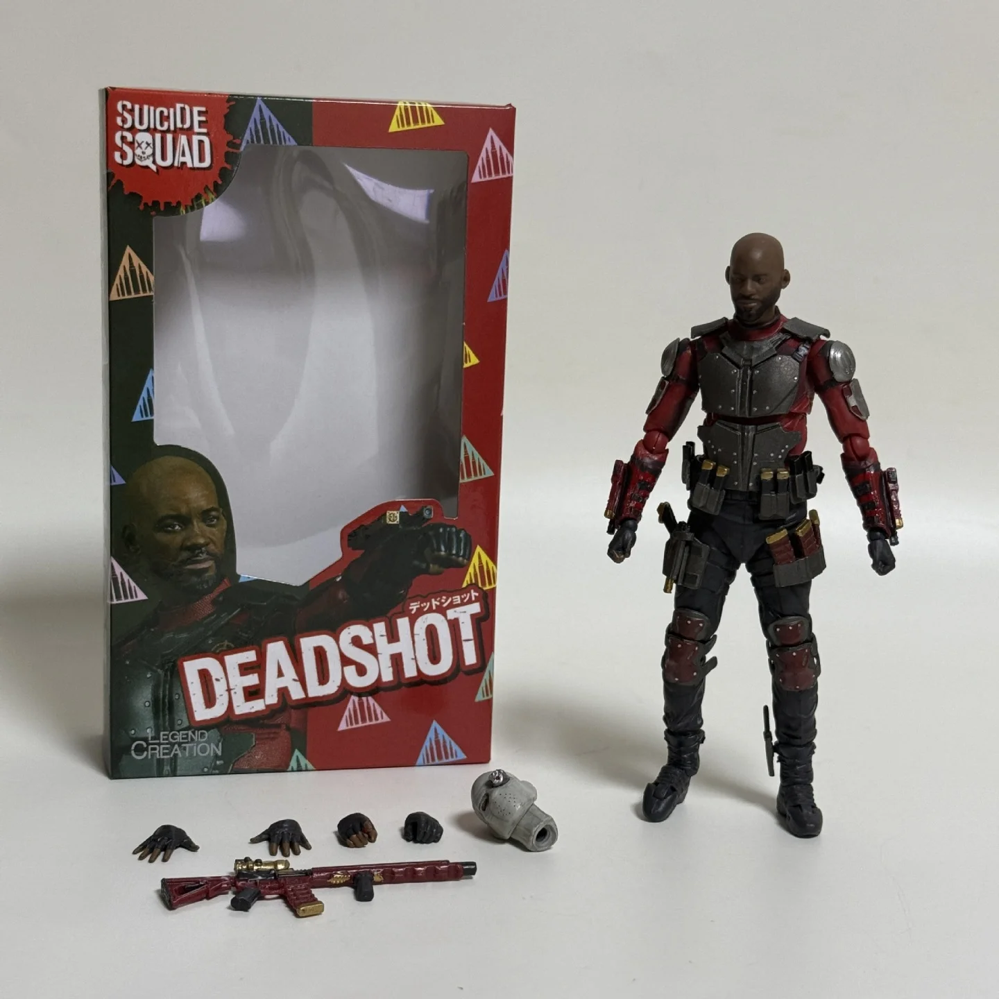 

В наличии Фигурка DC Comics Deadshot - 6-дюймовый фильм, точная коллекционная с подставкой для дисплея, настольный дисплей отряда самогубцев, подарок