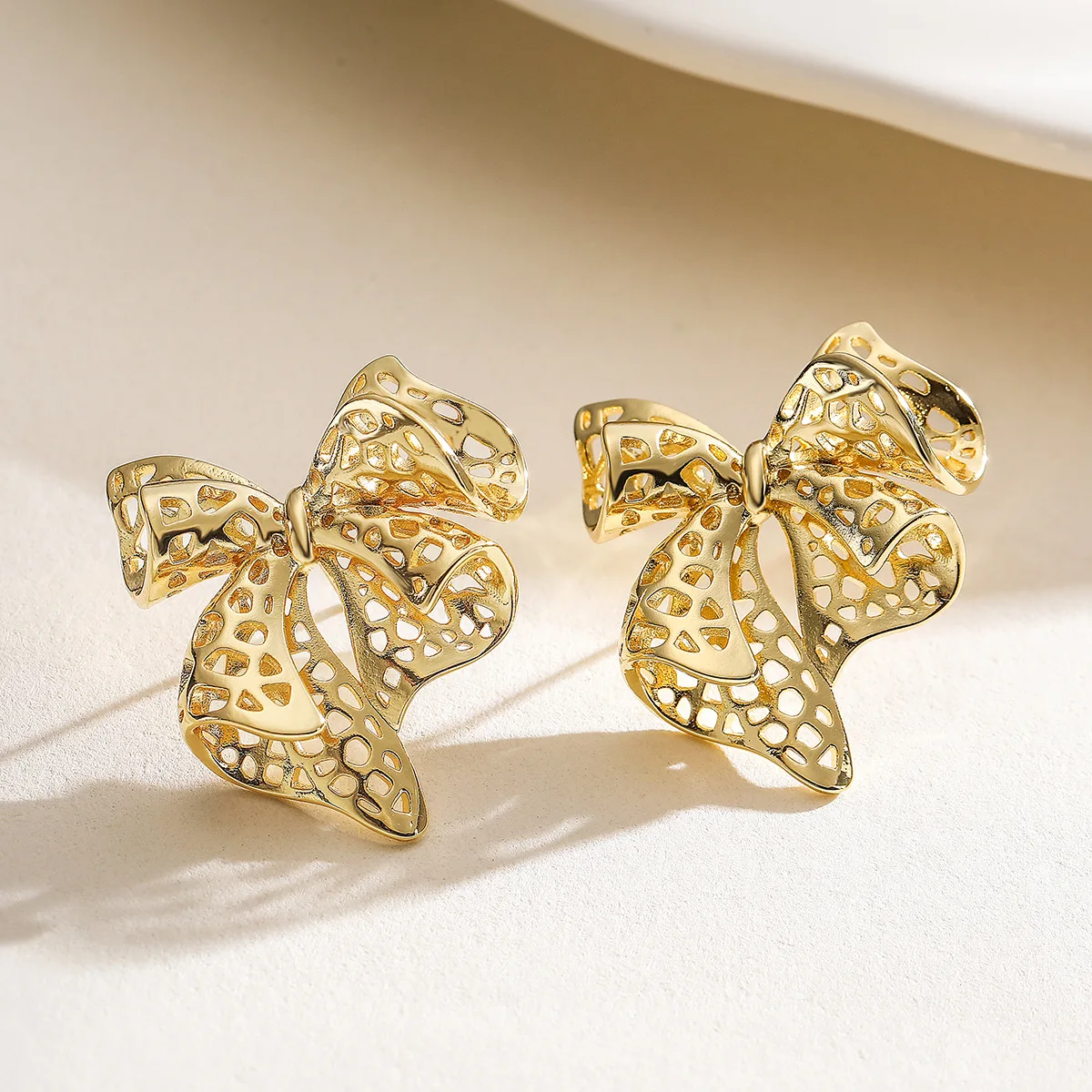 

Vintage Metal Hollow Bow Stud Earrings for Women Girls Fashion Exquisite Party Jewelry Gift Daily Accessories