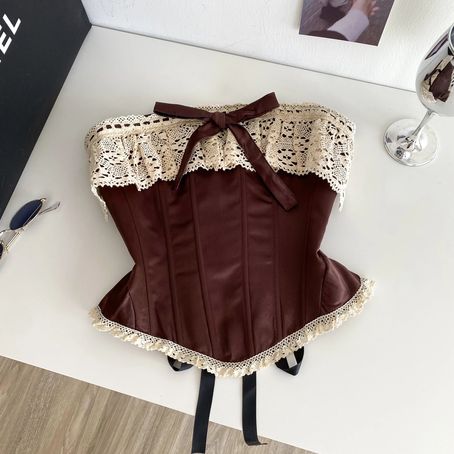 

Clothland Women Vintage Lace Spliced Crop Top Lace Up Sleeveless Strapless Short Style Shirt Retro Blouse Blusa WA374