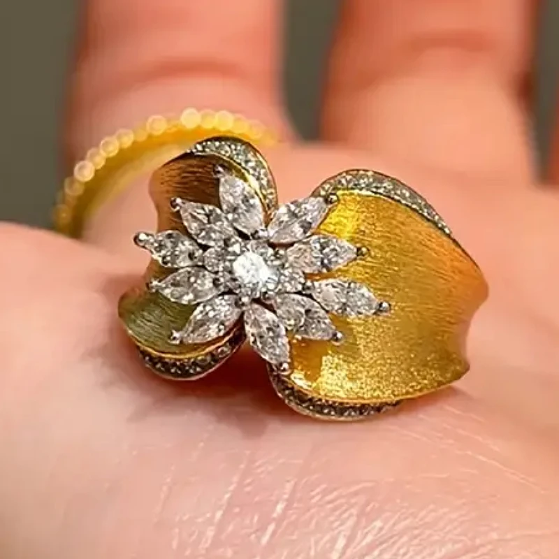Huitan Damen-Ring in zwei Farben, Blumen-Design, elegantes Hochzeits- und Verlobungs-Accessoire, eingelegter, glänzender Zirkonia, Modeschmuck