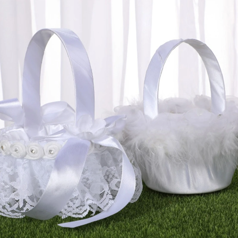 Cesta niña flores para boda, pequeña, envuelta en satén blanco con encaje, pelusa avestruz, perlas imitación, lazos flores, estilo surtido