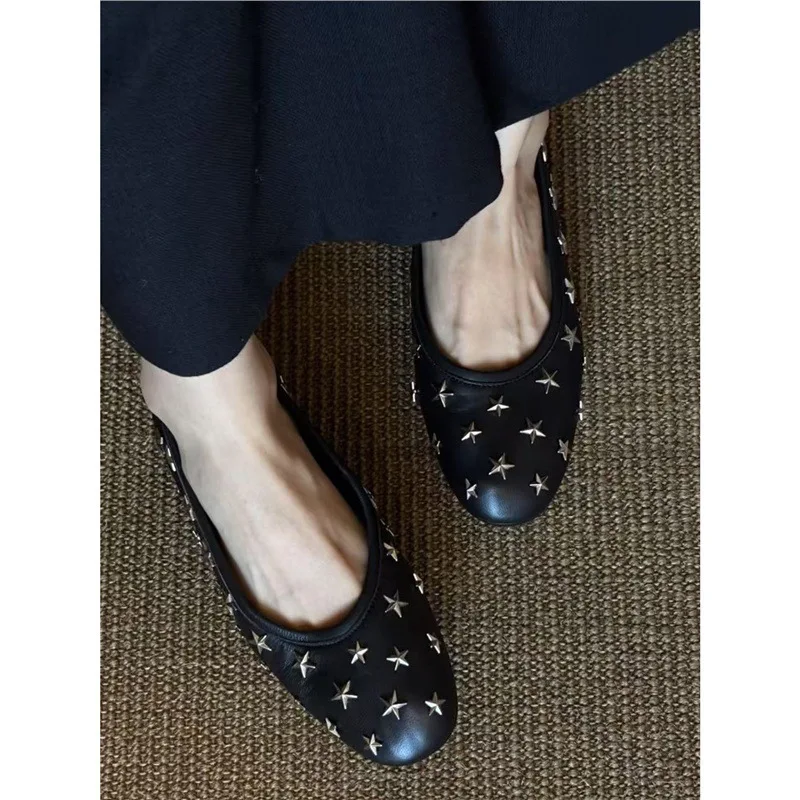 

Женские туфли на плоской подошве с черными заклепками, стильные, в стиле ретро, универсальные, кожаные, с круглым носком, удобные, для повседневной носки, уличные, повседневные туфли