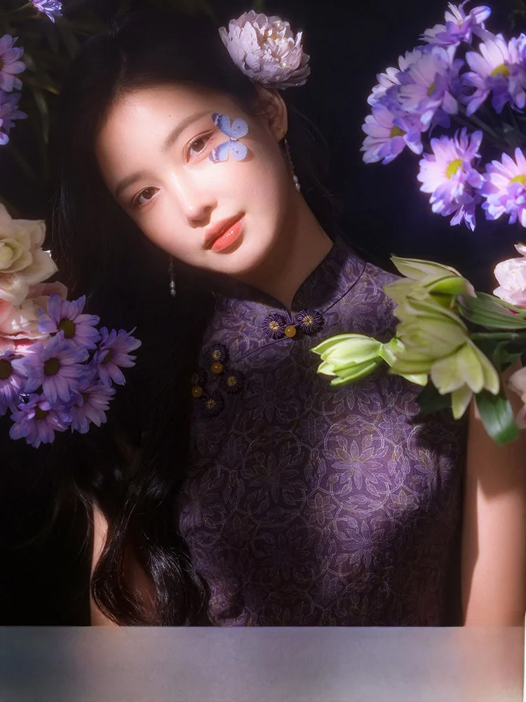 

Элегантная длинная блузка из натурального шелка с растительным окрашиванием от E.Beau, комфортная, дышащая, для повседневной носки, с коротким рукавом.