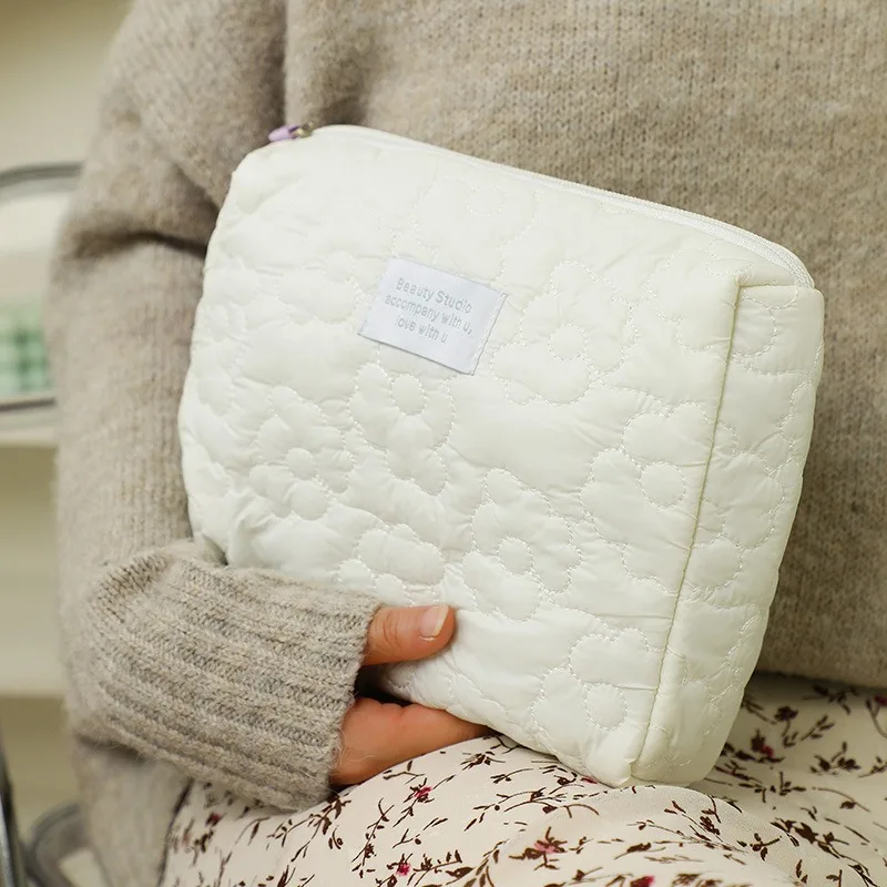 

Cream quilted cloud cosmetic bag, portable cosmetics storage bag for good-looking girls, large capacity toiletry bag