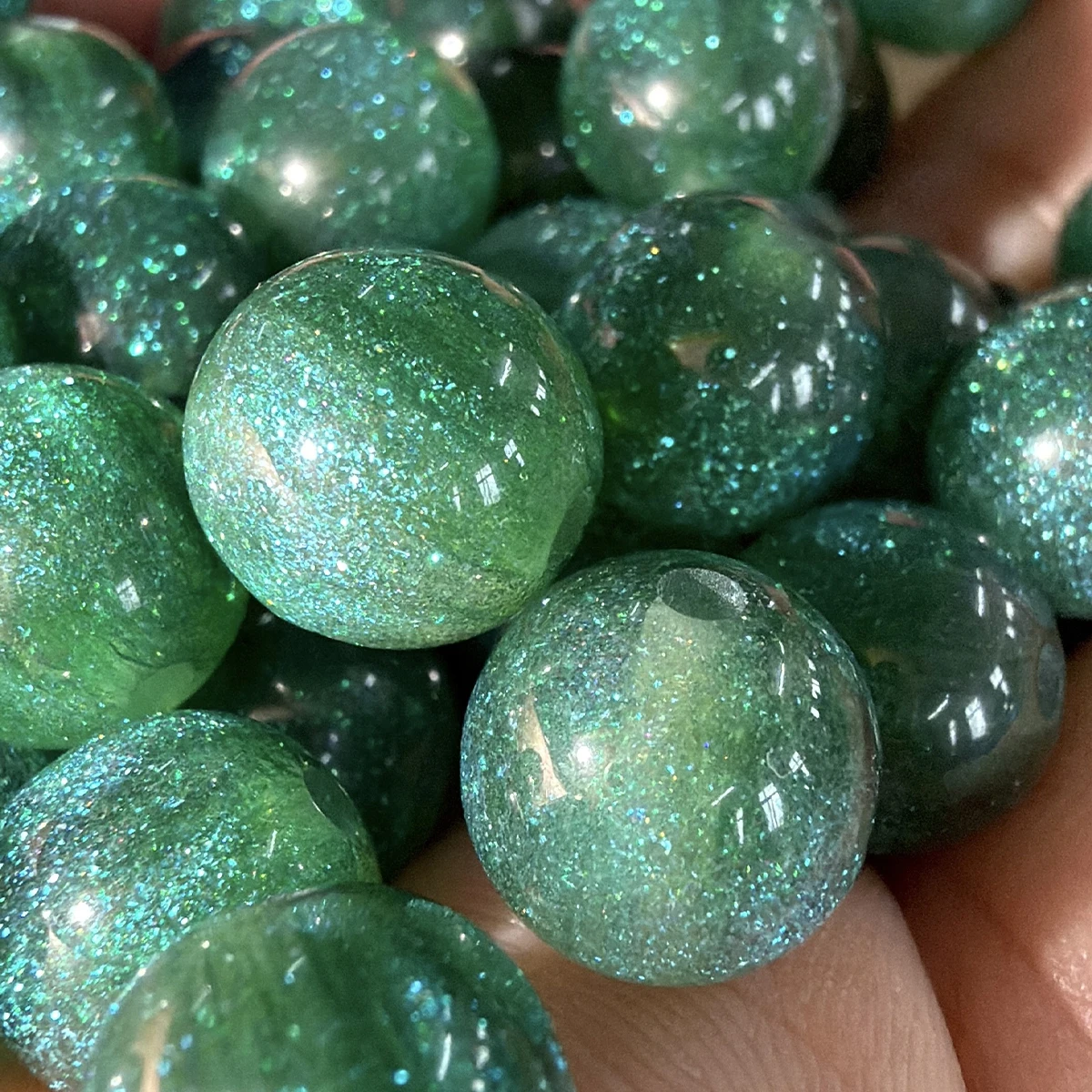 8/10/12mm 50 Stück Grüne Harzperlen mit Sternenhimmel-Effekt und Goldener Streuung für DIY Armbänder, Halsketten und Handgemachtes Zubehör – Detail 1