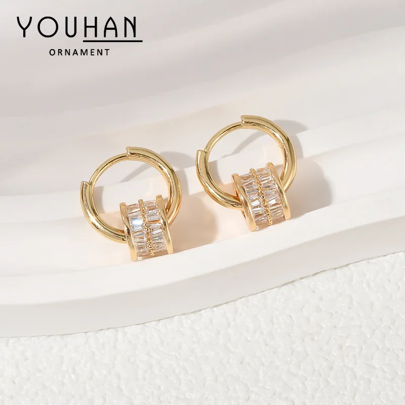 

High Sense Small Waist Simple Temperament Huggie Earrings Dual Purpose Zircon Commuter Wind Round Face Slimming Ear Clip