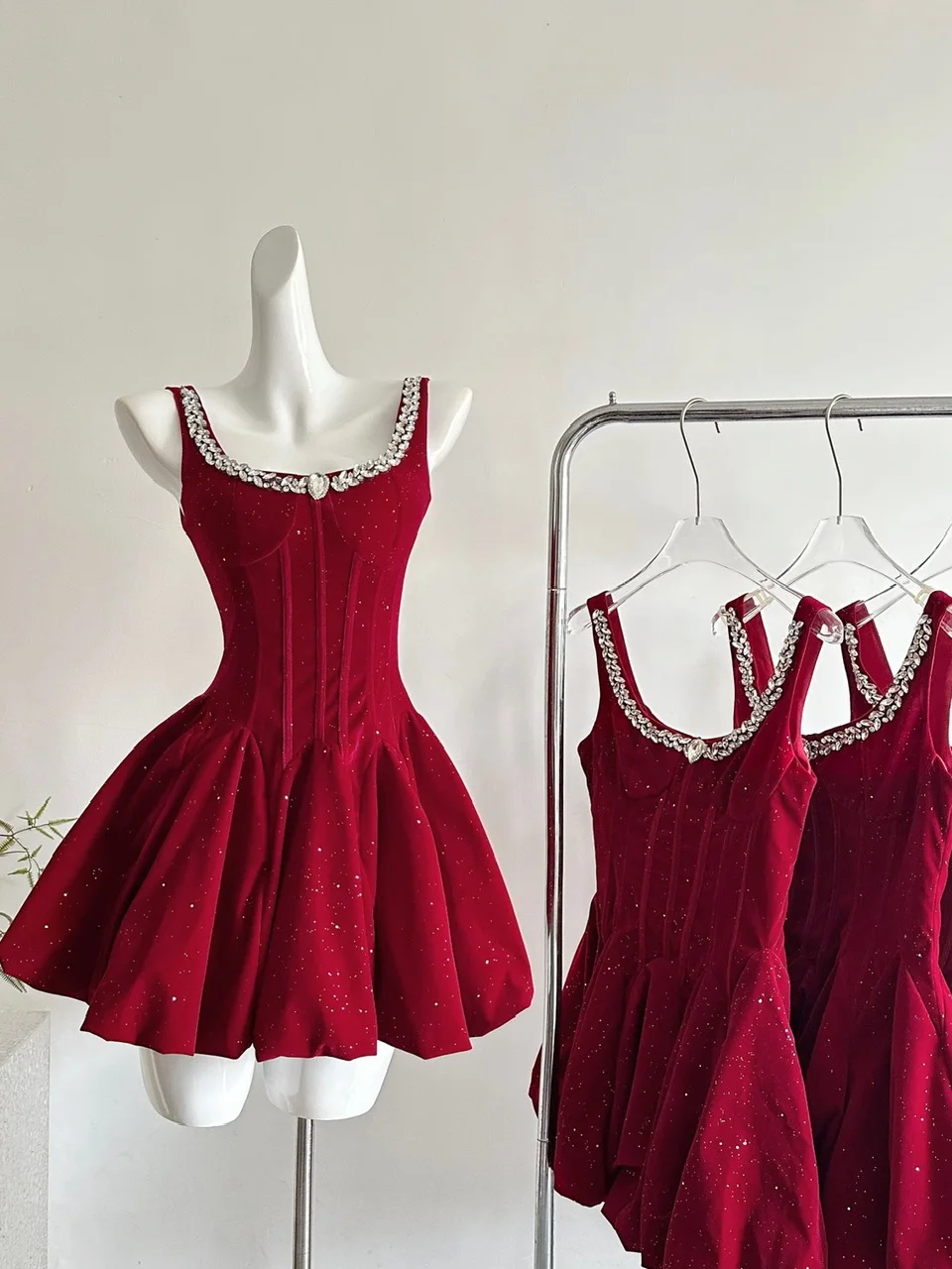 

Юбка А-силуэта из красного вельвета с бриллиантовой отделкой, завышенной талией и объемным дизайном «Цветочный бутон» для новогодних и повседневных образов