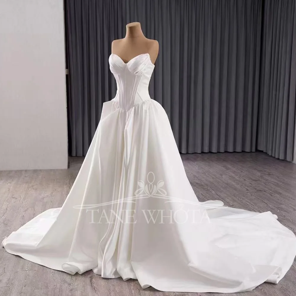 エレガントなサテンのウェディングドレス ノースリーブ 恋人 レースアップ バック ラッフル カスタマイズされた民間式結婚式のブライダルドレス