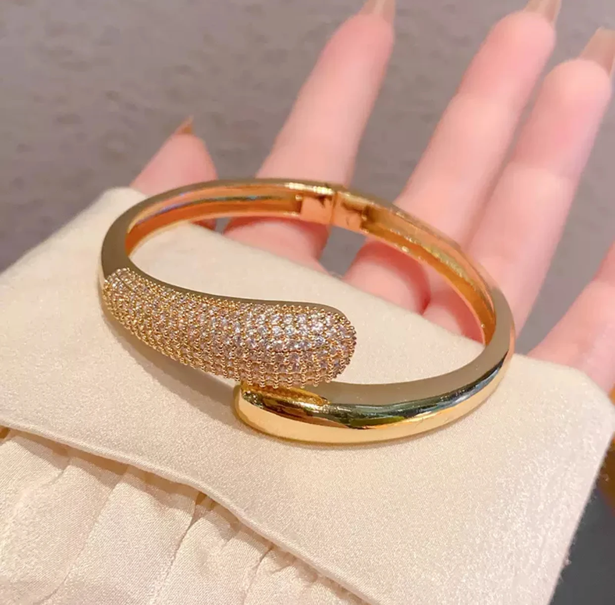 

Luxurious and cold feeling, shining snake-shaped lady's bracelet, exquisite and high-end feeling, multi-functional design
