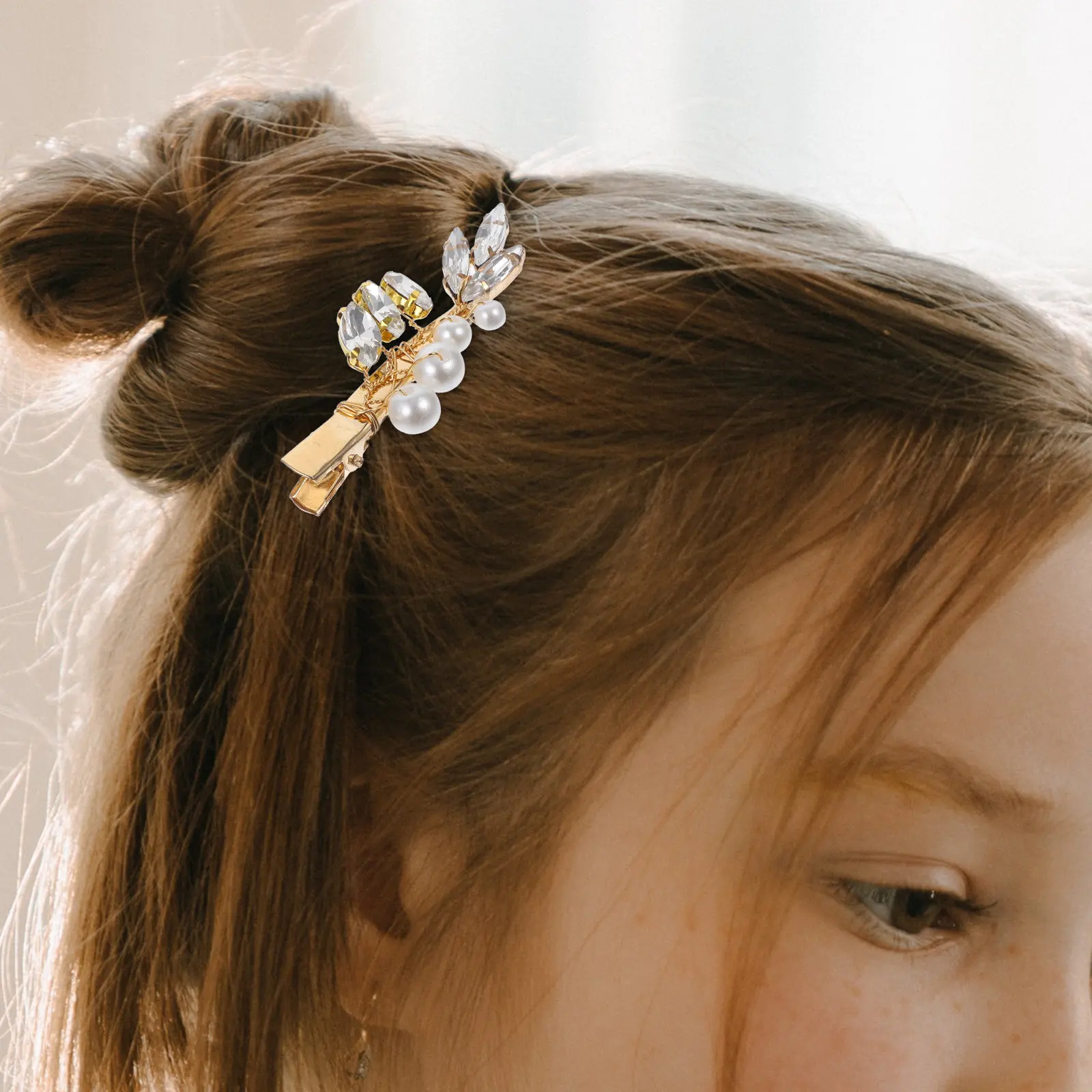 

4Pcs Pearl Hair Clips Alligator Style Small Hairpins for Women Teen Girls Styling Sectioning Makeup Washing Face Sports