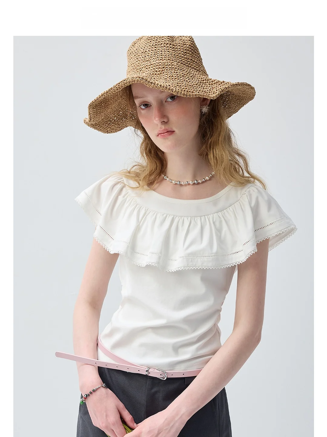 

Белая футболка VEGA CHANG с одним открытым плечом, оборками по низу, приталенная, с коротким рукавом и круглым вырезом, в стиле Commute, для похудения