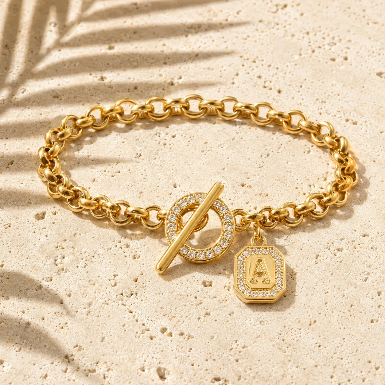 Vergoldete Personalisierte Initialen-Charm-Armbänder für Damen und Herren mit Kubischem Zirkonia und Knebelverschluss - Schmuckgeschenk für den Alltag – Detail 2
