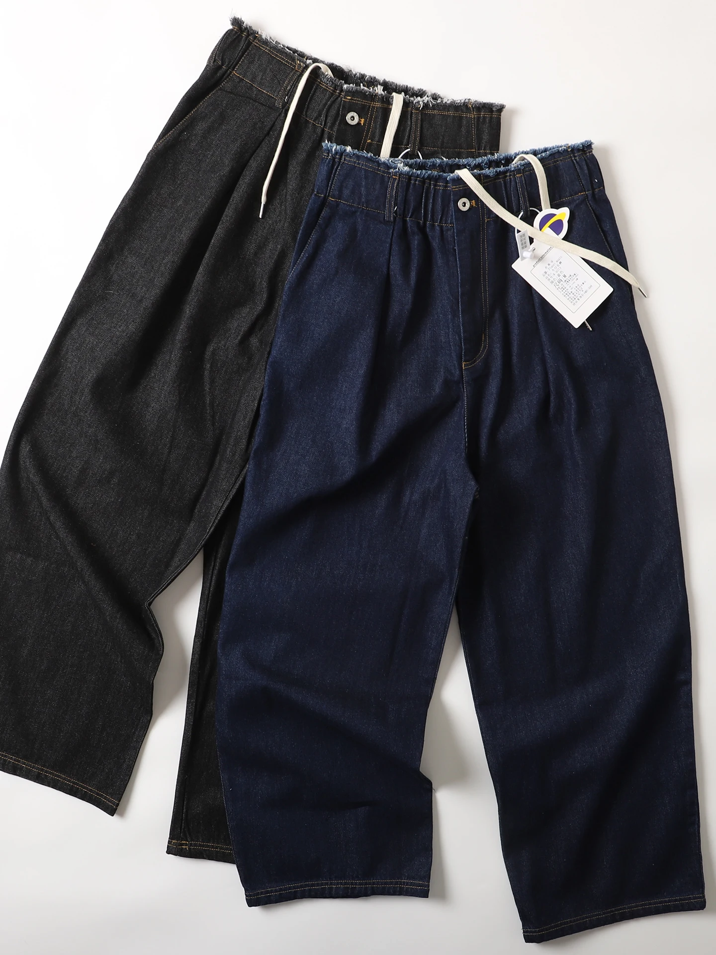 

Ретро-джинсы в американском стиле, широкие прямые, свободного кроя, из плотной ткани, с эффектом потертости, со средней посадкой, из смесового хлопка и полиэстера