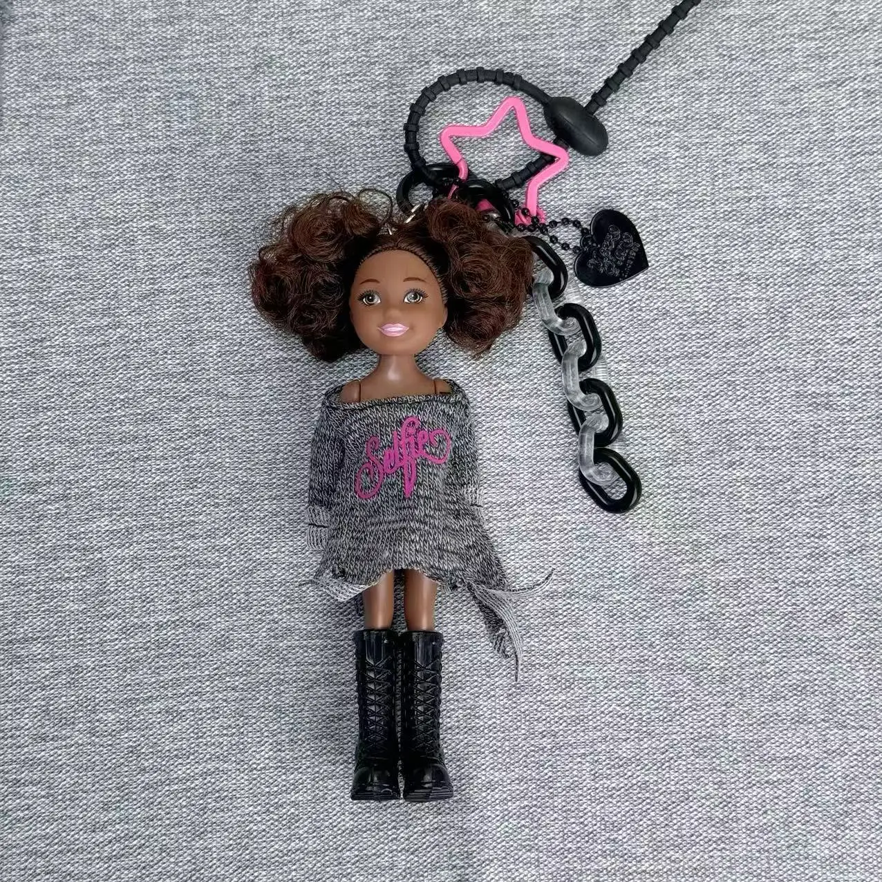 แฟชั่นผิวสีดําเล็กๆผิวสีขาวสาวตุ๊กตา Kelly ตุ๊กตาจี้ DIY เสื้อผ้าเปลี่ยนรถพวงกุญแจพวงกุญแจน่ารัก