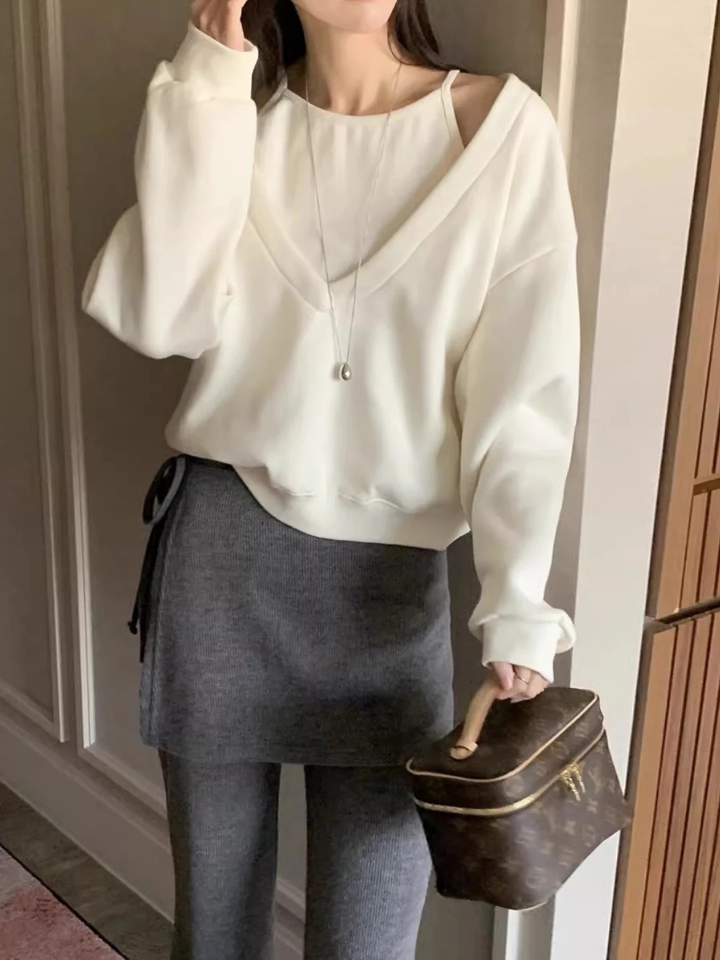 

Женский комплект: топ-жилет свободного кроя с V-образным вырезом для ранней весны и повседневная удлиненная толстовка с капюшоном для ношения под одеждой, модный дизайн с эффектом драпировки, двухслойный...