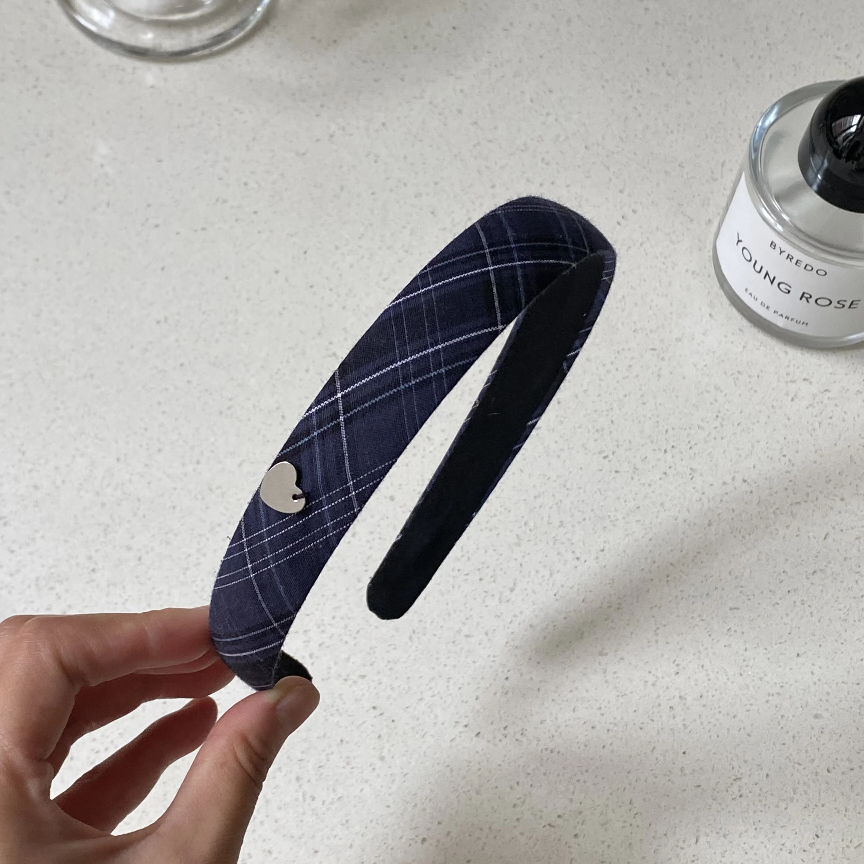 1 Stück marineblaue karierte Haar-Stirnbänder mit Herz-Dekor, stilvoller Haarschmuck für Frauen, süße Haarbänder für den Alltag und Partykleidung – Detail 7