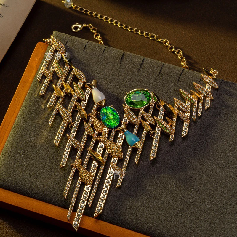 

Vintage Exaggerated Personality Rhinestone Necklace Heavy Industry Micro Inlaid Color Gemstone Light Luxury High-end Jewelry