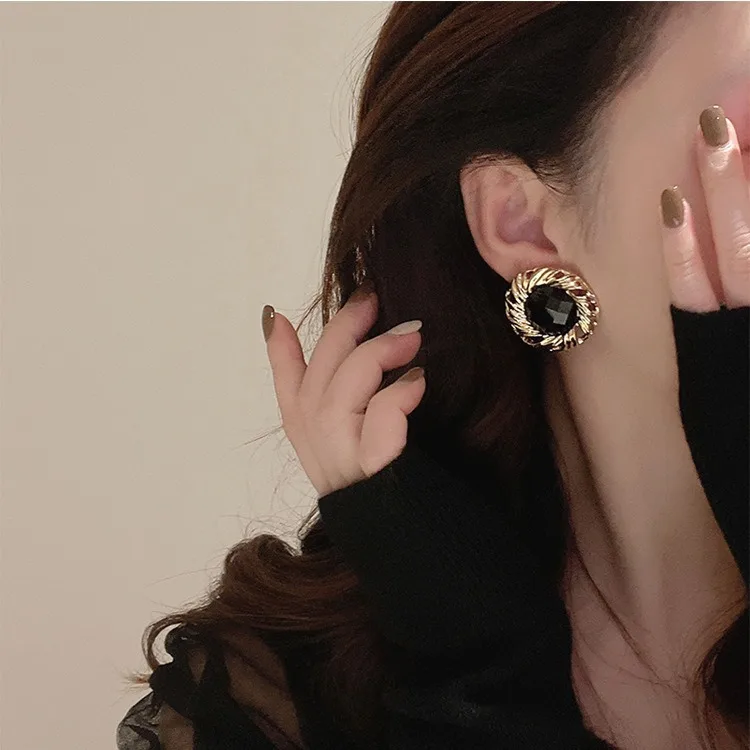 Korean Style Zircon Black Resin round Ear Studs for Women Elegant Luxury Geometric Earrings Fashion Trends Jewelry Gifts