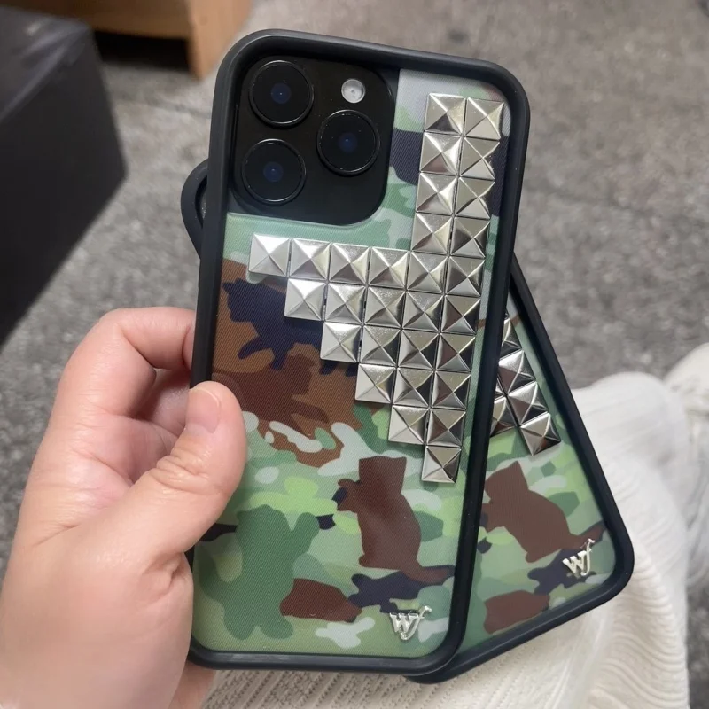 Etui na telefon z motywem dzikich kwiatów, srebrnymi nitami i wzorem kamuflażu, dla iPhone 18 17 16 15 14 13 12 Pro Max Plus, z kreskówkowym kotem i nitami. — zdjęcie produktu 2