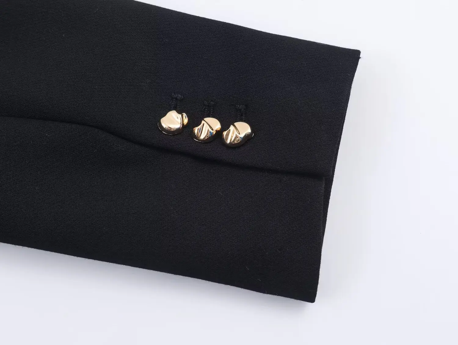 سترة KONDALA النسائية الأنيقة غير المتكافئة سترة عشاء غير رسمية بإبزيم وزر سترة موضة خريف 2025 سترة بسيطة ضيقة للسيدات