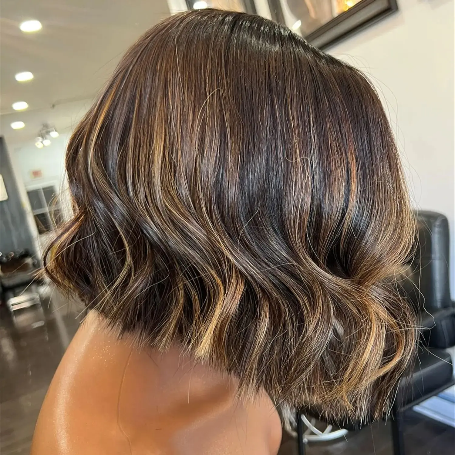 

Качественный реалистичный парик без клея с естественной линией роста волос, короткий волнистый боб, 13*4 HD, невидимый кружевной парик, темно-коричневый с балаяжем