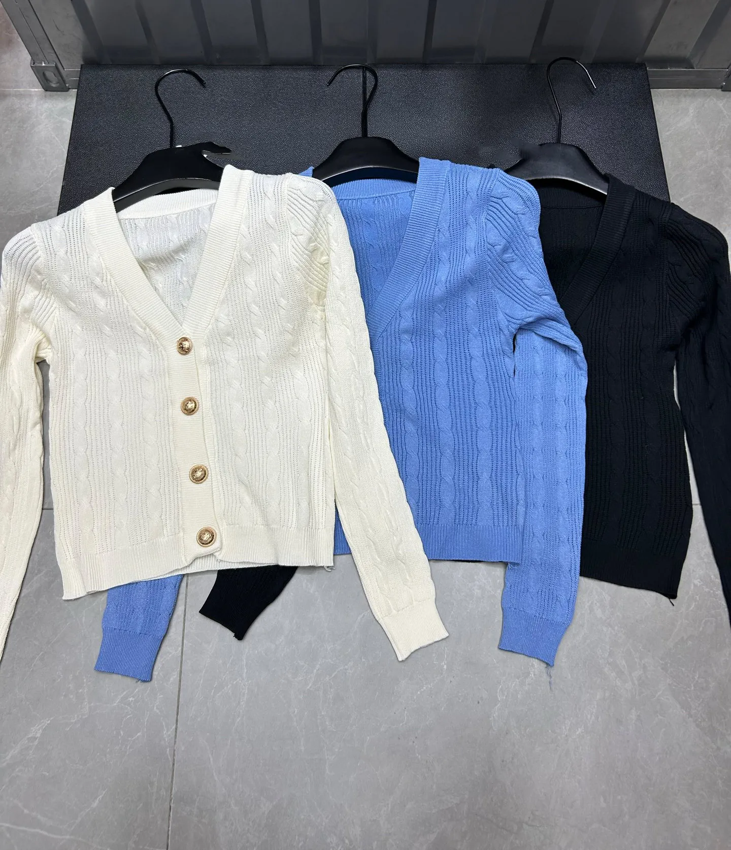 

Осень 2023, Новое поступление, вязаный кардиган с металлическими пуговицами, пальто для женщин, однобортный тонкий универсальный трикотаж с v-образным вырезом и длинными рукавами, топы