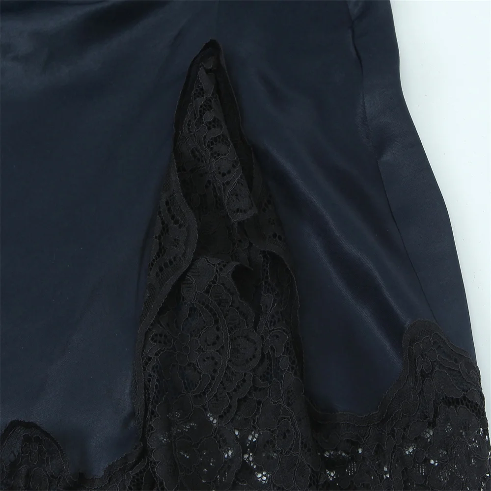 Mini abito invernale con trama in raso con giunture in pizzo alla moda delle nuove donne