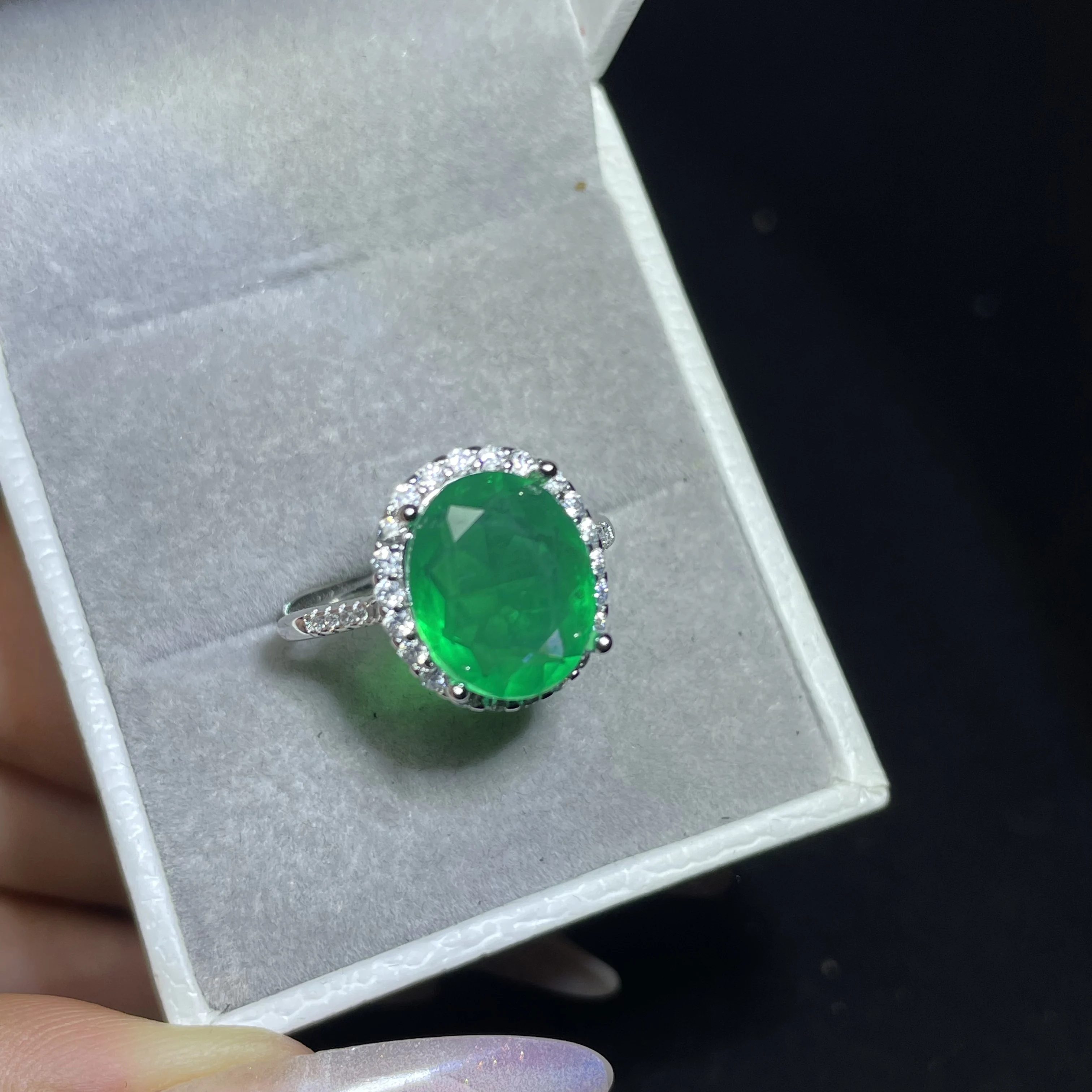 Natural emerald ring for women, ideal for wedding and engagement. High-quality jewelry. Size: 10*12mm