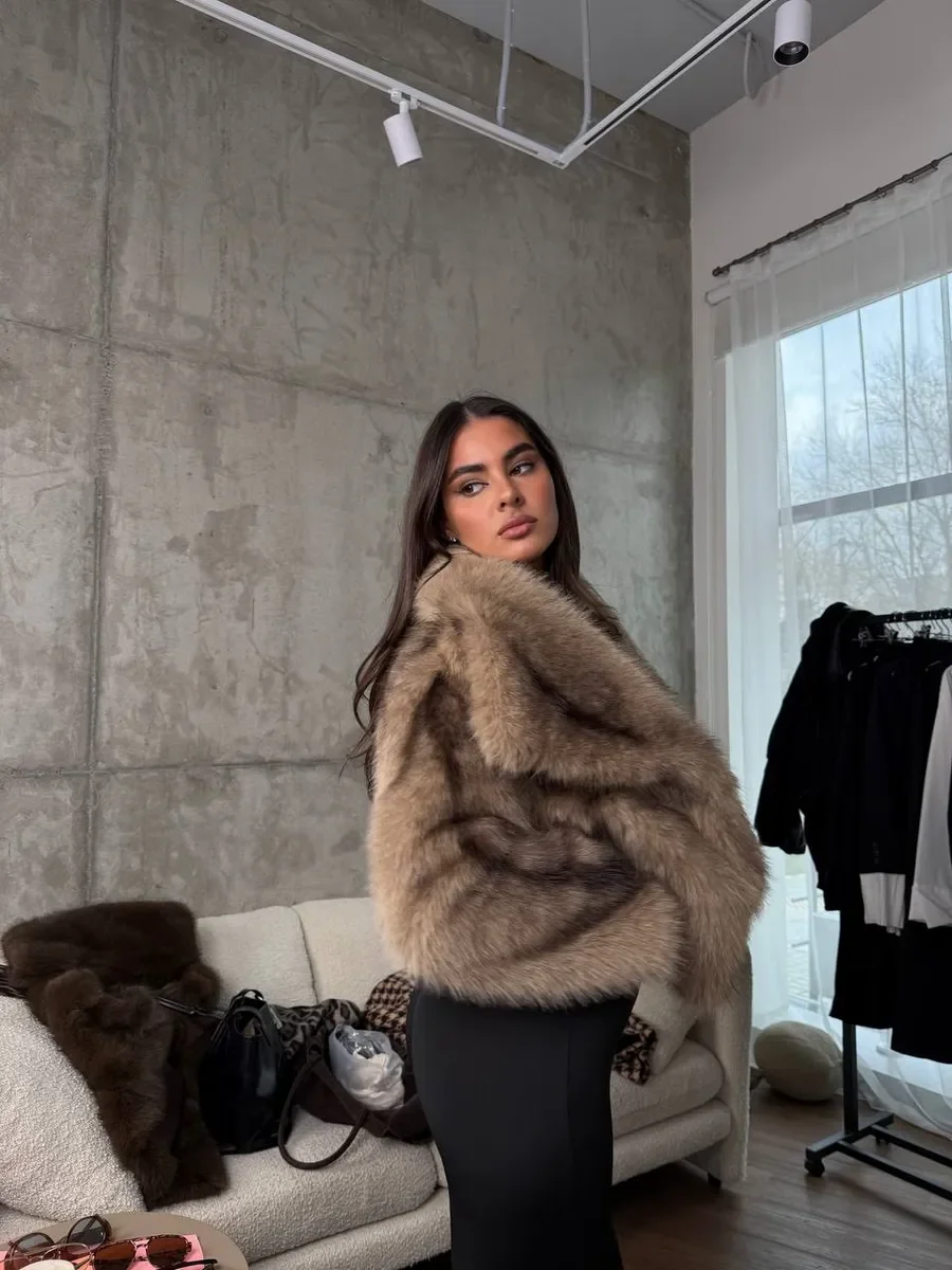 LIMO Women Short Faux Fur Jacket Wide Notched Lapel Open Front Loose Long Sleeve Party Plush Outerwear