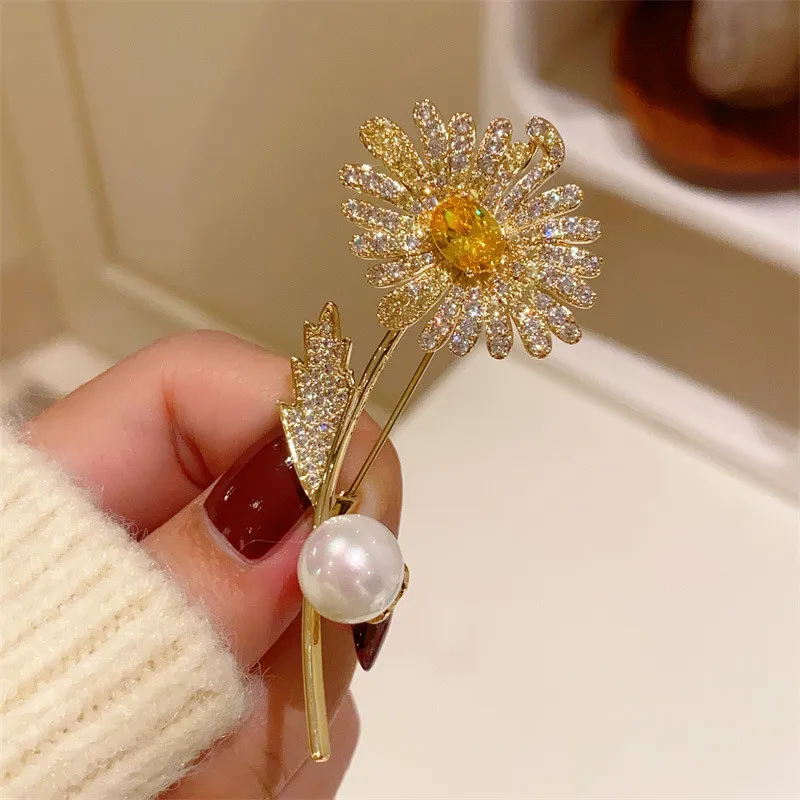 CC Exquisite Brooch Sweater Pins Sunflower Shape Imitation Pearl Shining Zirconia Suit Pin Beautiful Sweater Buckle Gifts B206