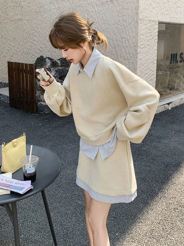 

Комплект из двух предметов: женский свитшот оверсайз в полоску с вставками и юбка А-силуэта с высокой талией, размер 300 Pou, для весеннего повседневного образа