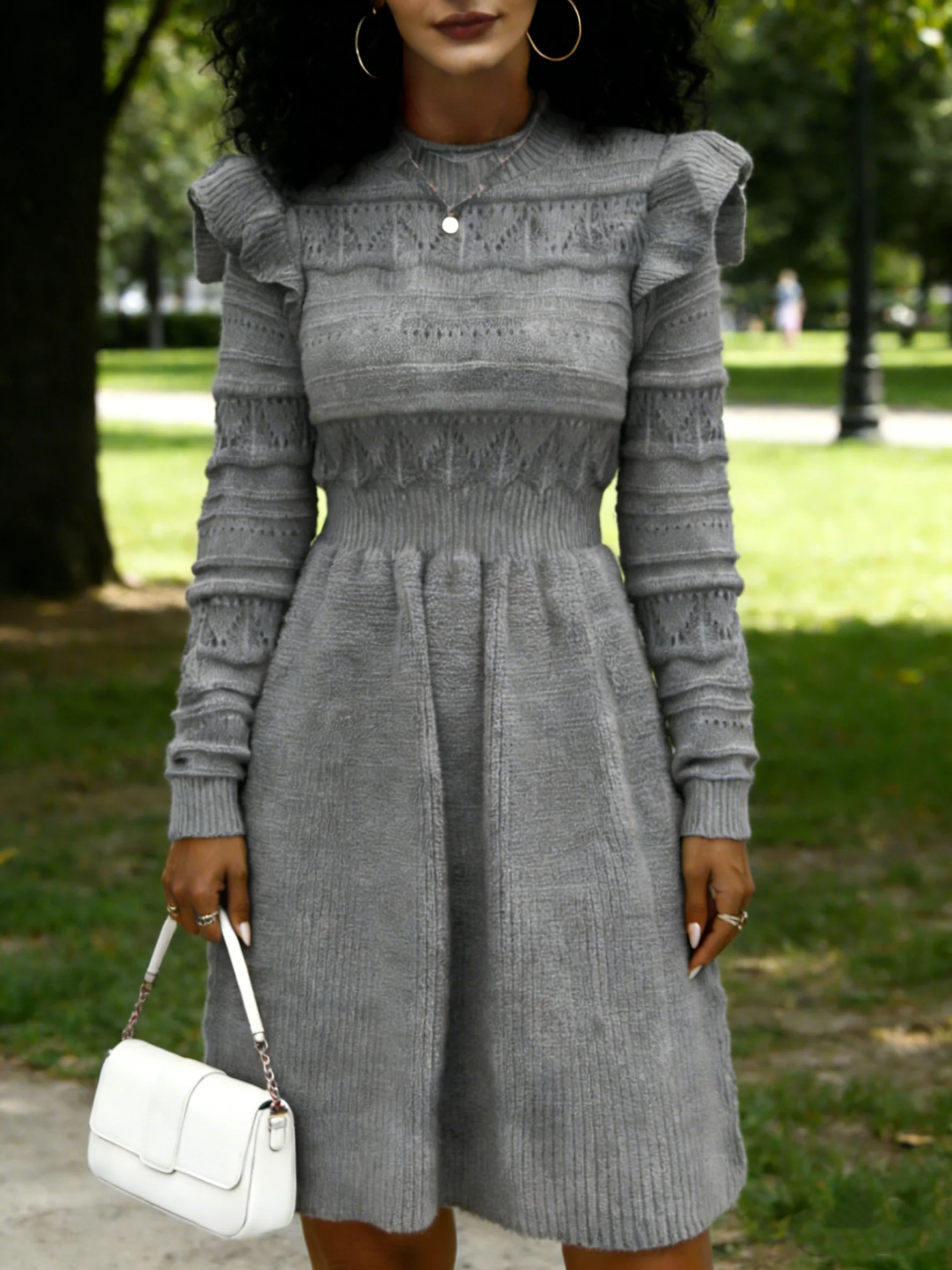 Elegancka szara sukienka z dzianiny: marszczone ramiona i niezwykła jesienna wdzięczność.