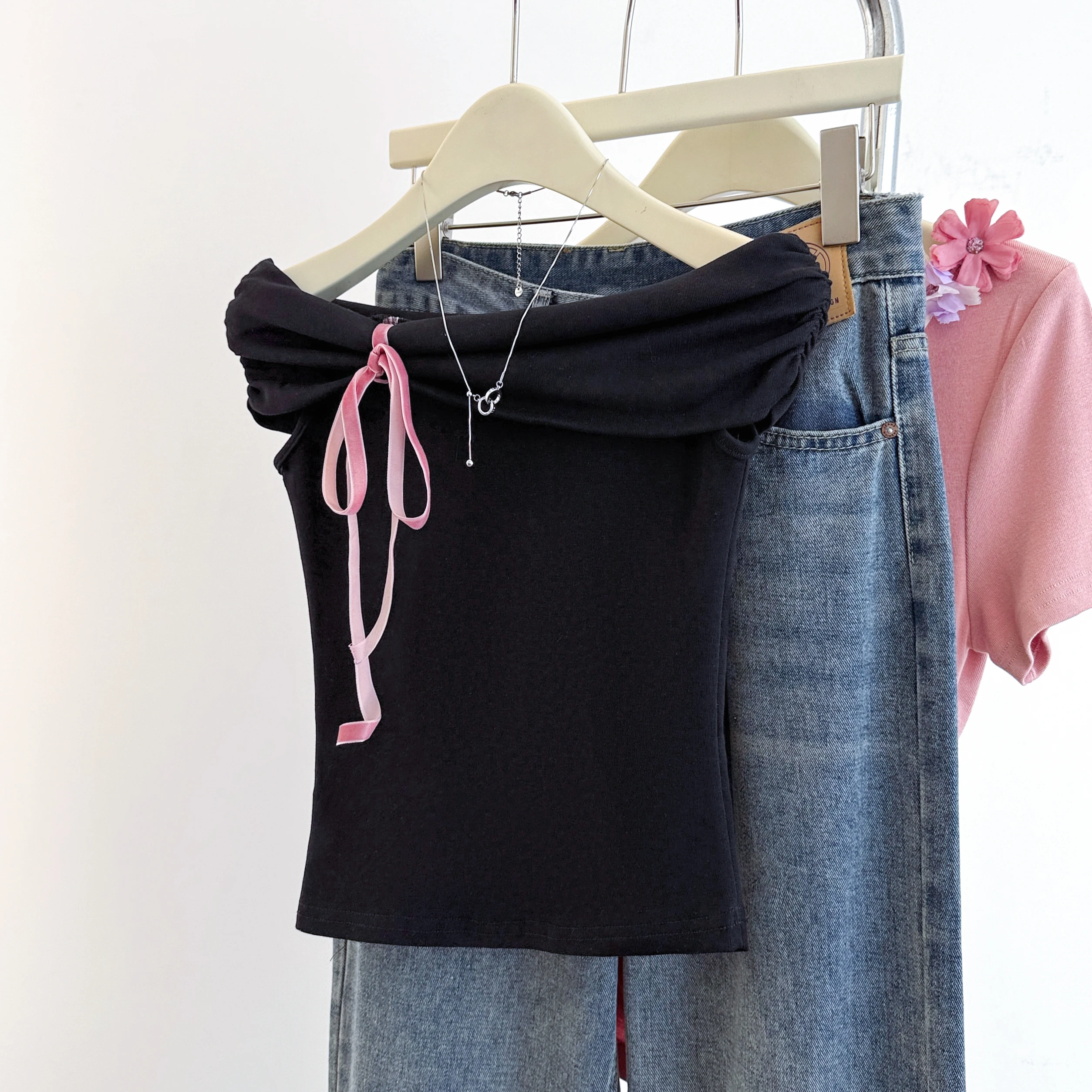 Koreański styl, czysta pożądanie, odkryte ramiona, krótki top, damski, dopasowany krój, wiązany w pasie, letni.