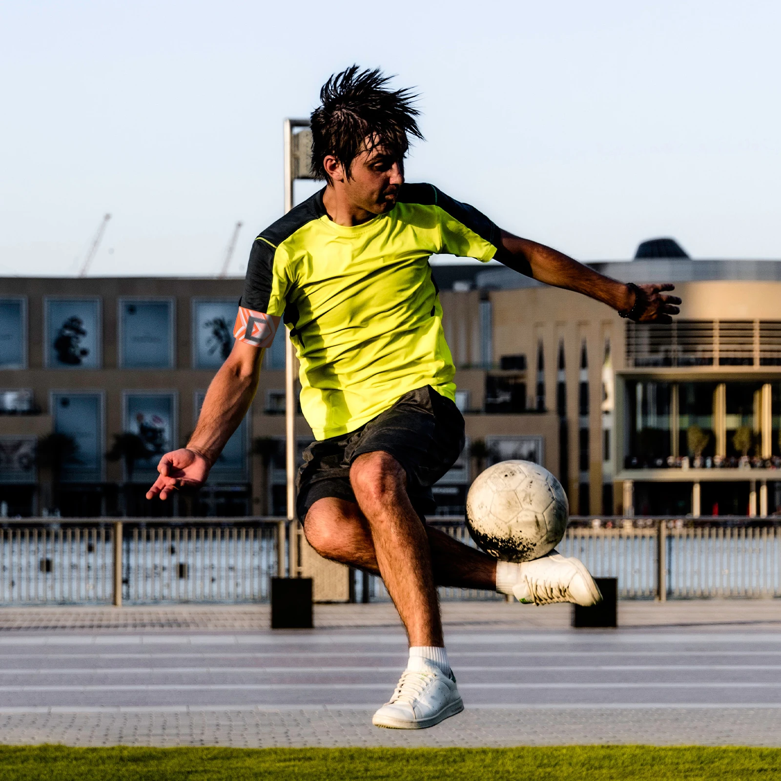 サッカーキャプテンアームバンド ポータブル調節可能サッカーアームバンド サッカー、アイスホッケー、バスケットボール、フットボール用