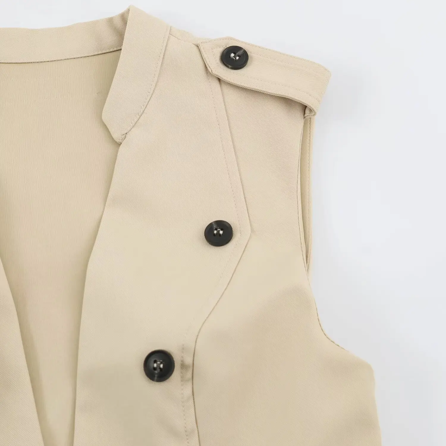 Sommerliches ärmelloses Rüschenkleid für Damen, V-Ausschnitt, hohe Taille, schicke Knopfverzierung, Mini-Kleid, lässiges Damenkleid für den Alltag. – Detail 5