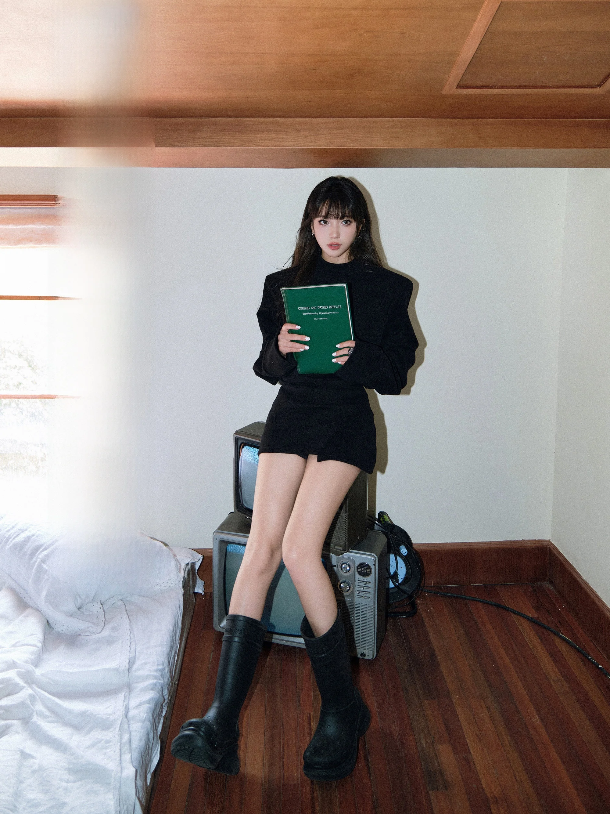 

Женский комплект из двух предметов: свитшот с высоким воротом и длинными рукавами и юбка А-силуэта с высокой талией. Модный и удобный осенне-зимний комплект.