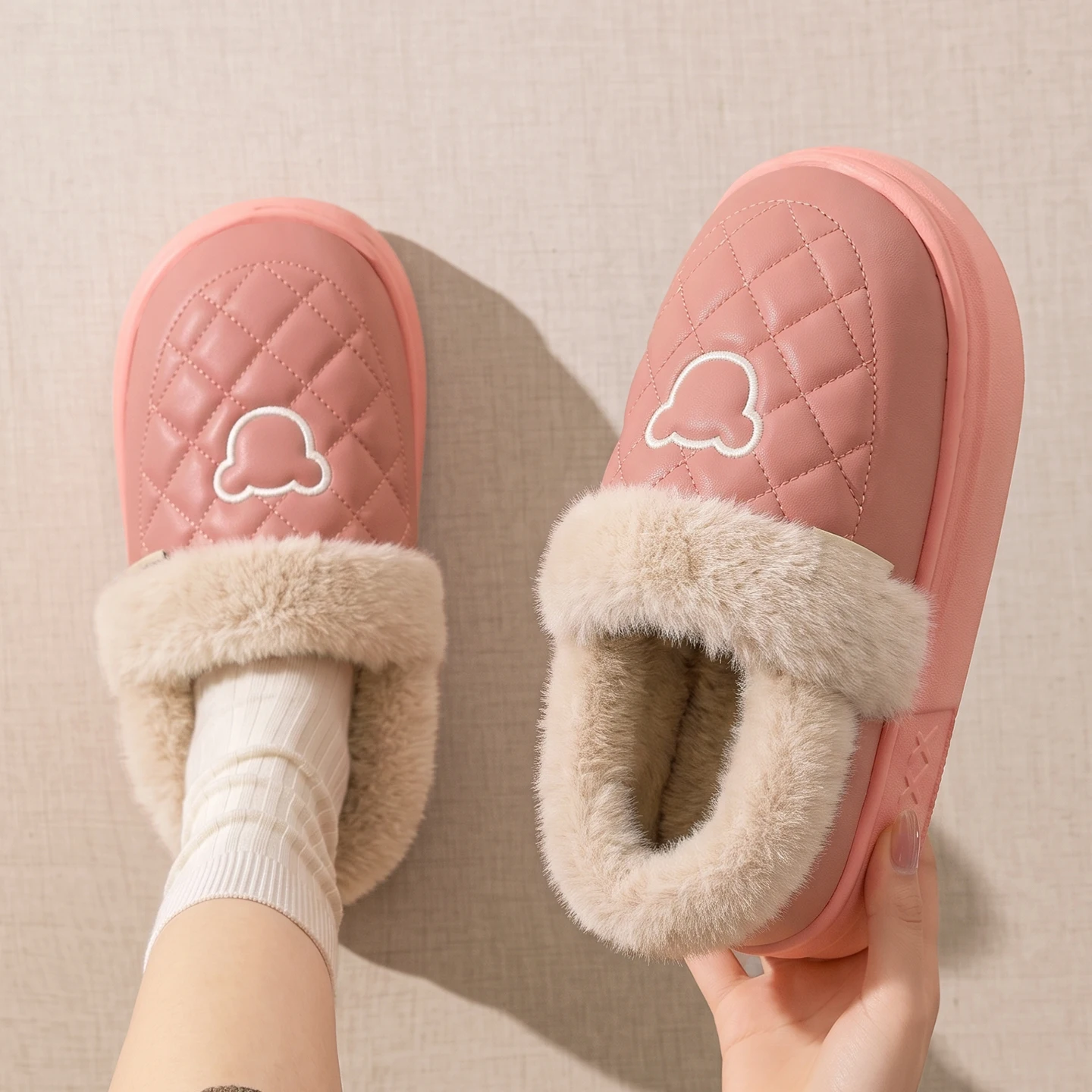 Winter-Wasserdichte Hausschuhe für Damen und Herren, mit dicker Sohle, warmem Plüschfutter, Bärenstickerei, rutschfest, weich, elastisch, für den Innenbereich. – Detail 21